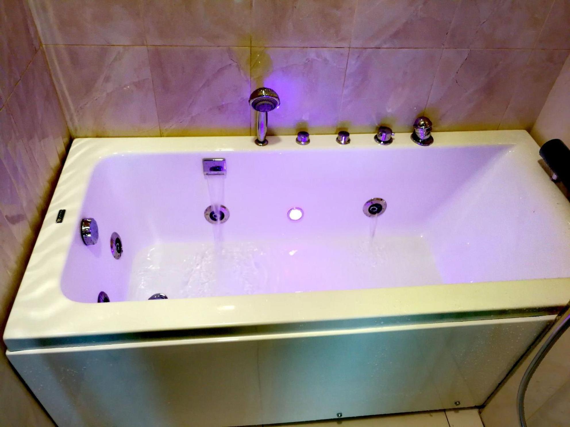 Paragon Suites Studios With Private Jacuzzi Near Ciq Rts ยะโฮร์บาห์รู ภายนอก รูปภาพ